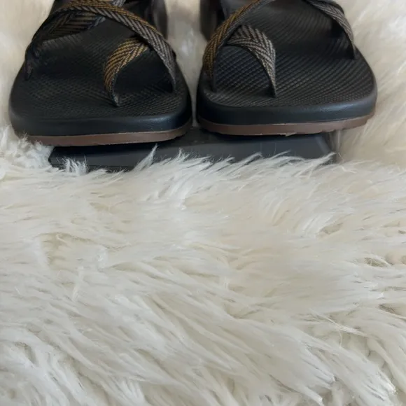 🔹 Chaco Classic Sandals