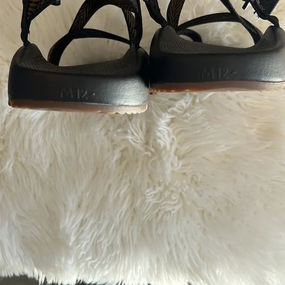 🔹 Chaco Classic Sandals