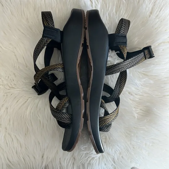 🔹 Chaco Classic Sandals