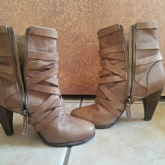 🍁 Frye 🍁 tan STRAPPY boots with zipper