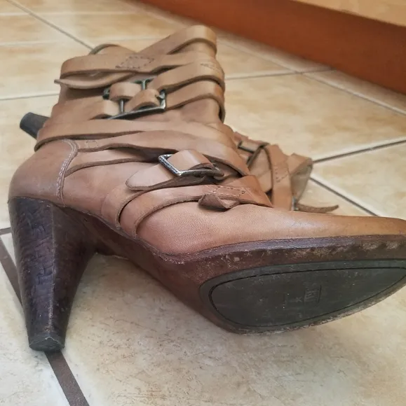 🍁 Frye 🍁 tan STRAPPY boots with zipper