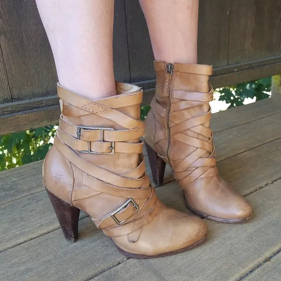 🍁 Frye 🍁 tan STRAPPY boots with zipper