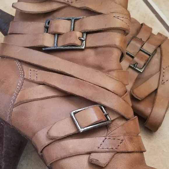 🍁 Frye 🍁 tan STRAPPY boots with zipper