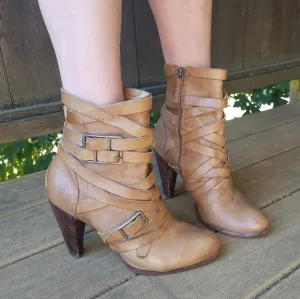 🍁 Frye 🍁 tan STRAPPY boots with zipper