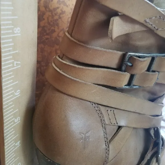 🍁 Frye 🍁 tan STRAPPY boots with zipper