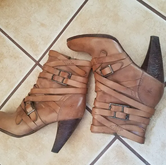 🍁 Frye 🍁 tan STRAPPY boots with zipper