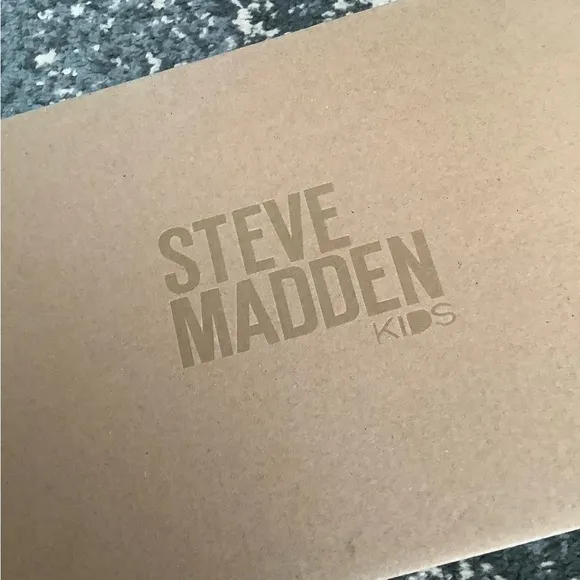 🍭 Little Girl’s Steve Madden Sneakers 🍭