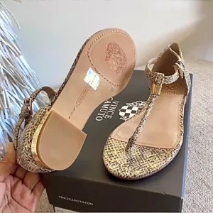 🪞 NEW Vince Cumato gold textured leather sandals in size 6