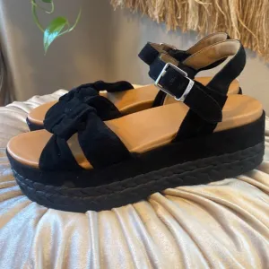 🎀 UGG Neusch Black platform sandals 7.5 EUC Adjustable Strap - used once!