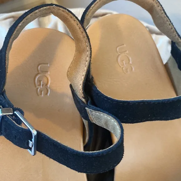 🎀 UGG Neusch Black platform sandals 7.5 EUC Adjustable Strap - used once!