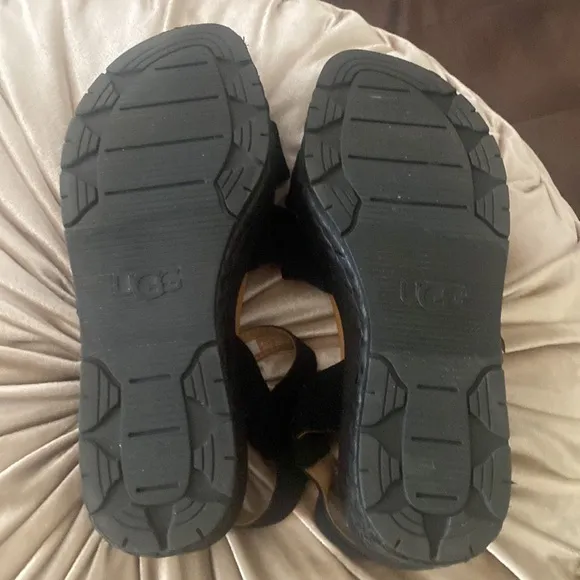 🎀 UGG Neusch Black platform sandals 7.5 EUC Adjustable Strap - used once!