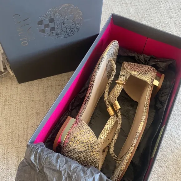 🪞 Vince Cumato gold textured leather sandals 6