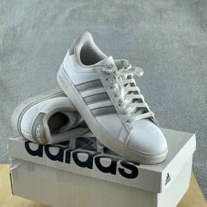 Adidas Men's Grand Court 2.0 Tennis Shoe 8.5 S024