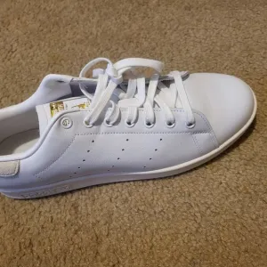 adidas White Sneakers with Classic Low-Top Style