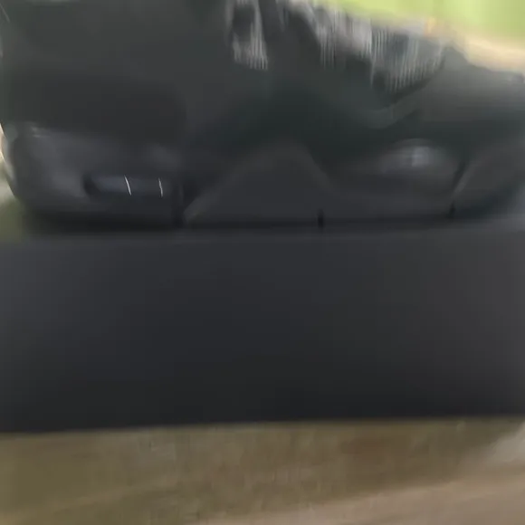 Air Jordan 4 RM size 7Y