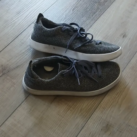 Allbirds Men's Tree Pipers Sneakers in gray with white sole. Size M9