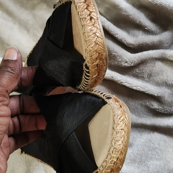 Andre Assous wedges/espadrilles sandales black size 8