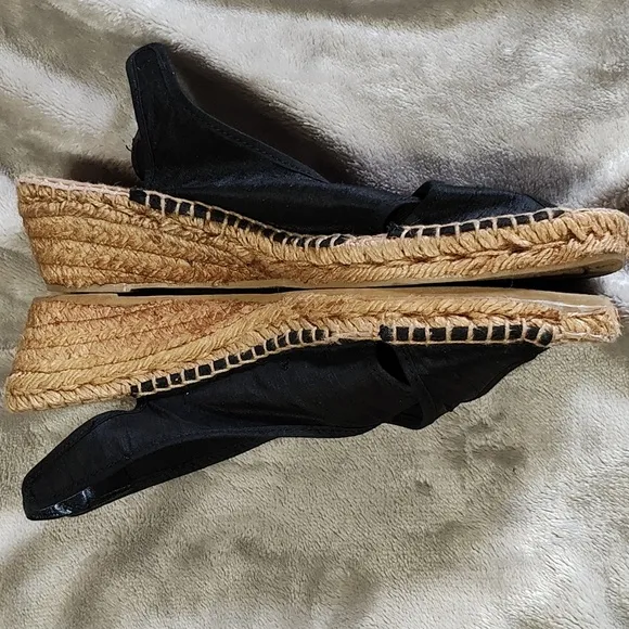 Andre Assous wedges/espadrilles sandales black size 8