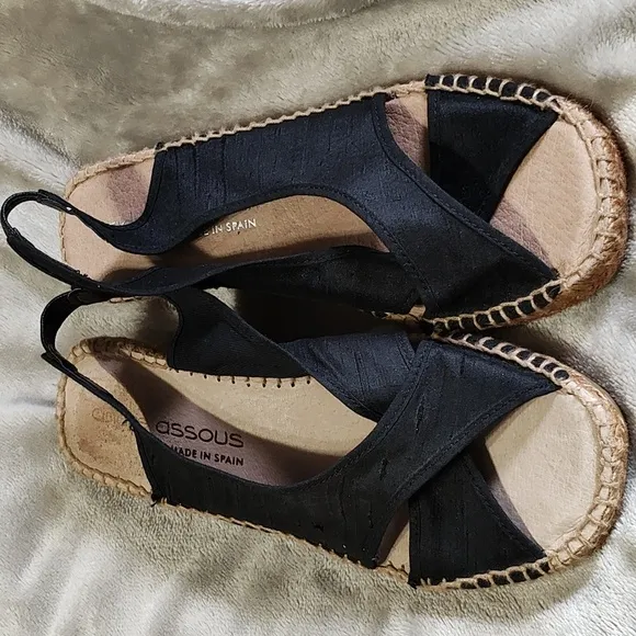 Andre Assous wedges/espadrilles sandales black size 8