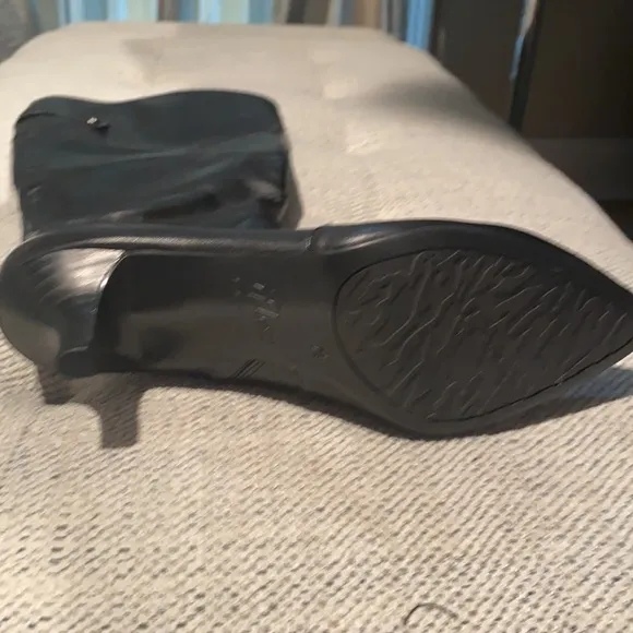 Anne Klein Sz 7.5 heel black leather boots NEW