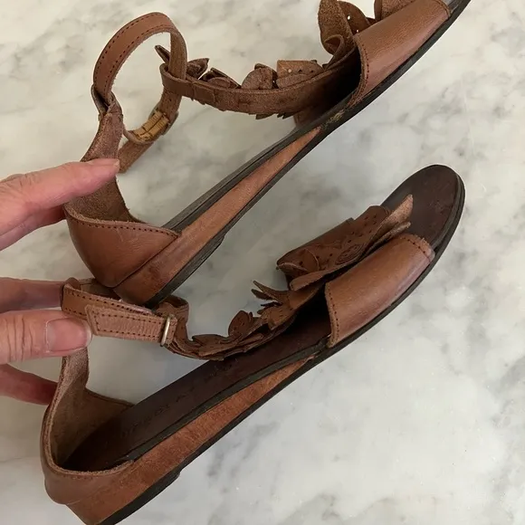 Anthropologie Chocolat Blu leather sandals. Covered heel floral details Sz 7