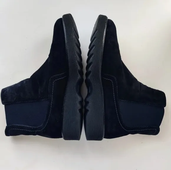 AQUATALIA Black Suede Waterproof Pull-on Lug Sole Ankle Boots size 9