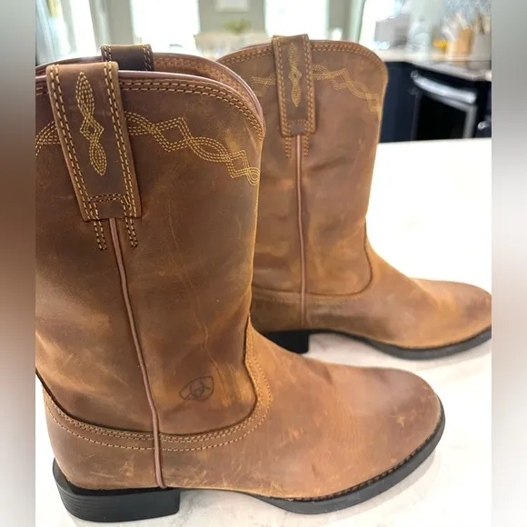 ARIAT Heritage Rooer Boots in Distressed Brown with All Day Cushioning size 8.5B