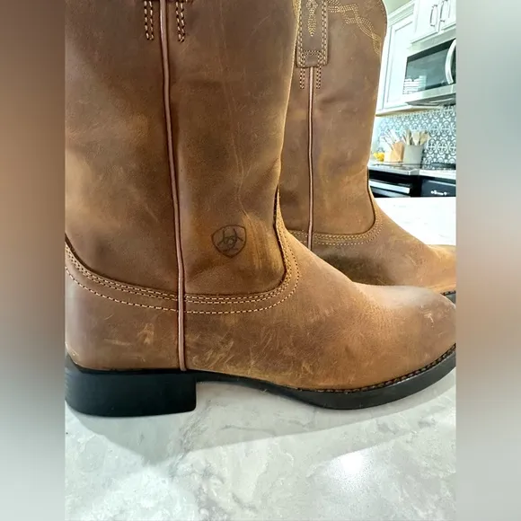 ARIAT Heritage Rooer Boots in Distressed Brown with All Day Cushioning size 8.5B