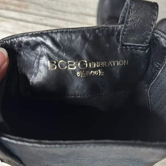 BCBG GENERATION Leather Pull On Boots 6.5