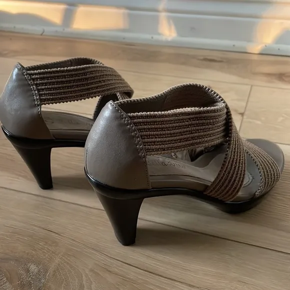 Bella Vita Tan Elastic Strap High Heel Sandals Size 5.5