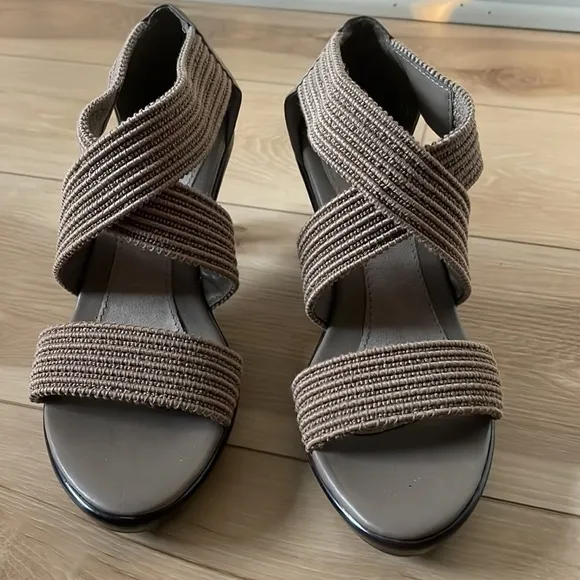 Bella Vita Tan Elastic Strap High Heel Sandals Size 5.5