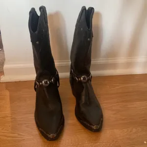 Black leather pull on boots with metal rivets 9.5M