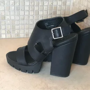 Black Platform Sandals with Chunky Heel and Adjustable Straps