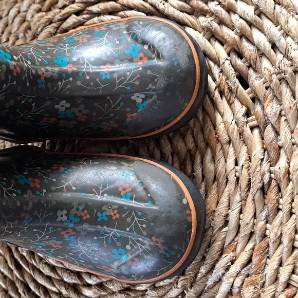 BOGS Girls‎ Waterproof/Insulated Floral Print Rubber/Striped Upper Boots Size 11