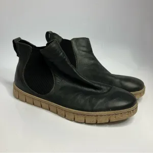 Born Salado pull on boots black leather size 10