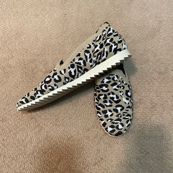 BRAND BEW IN BOX! VANELI BEIGE LEOPARD STRETCH KNIT VERNE SIZE 9.5