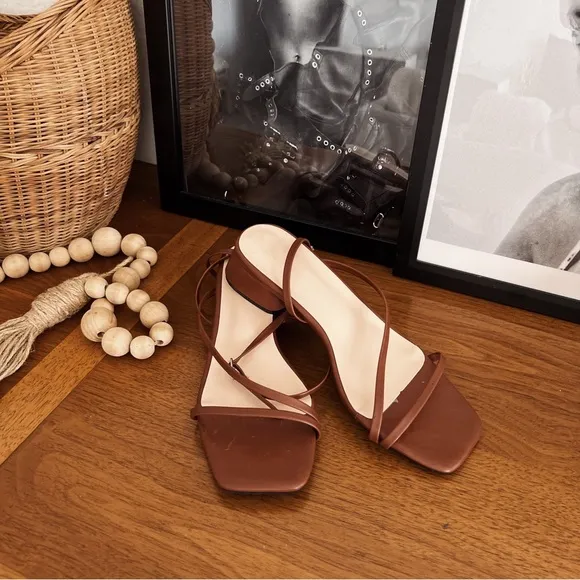 BROWN ANKLE STRAP HEELED SANDAL