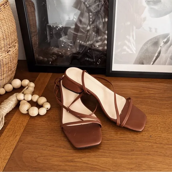 BROWN ANKLE STRAP HEELED SANDAL