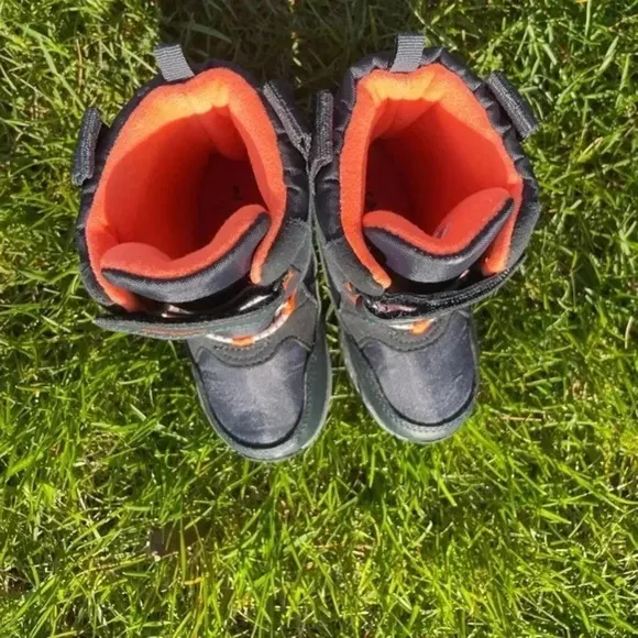 Carter’s snow / rain boots for toddlers size 9M blue excellent condition