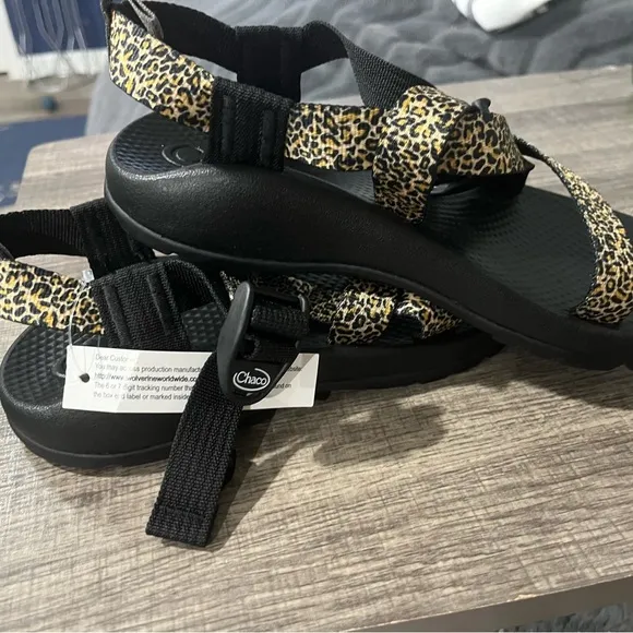 Chaco Size 4 Strap Cheetah Leopard Print Sandals