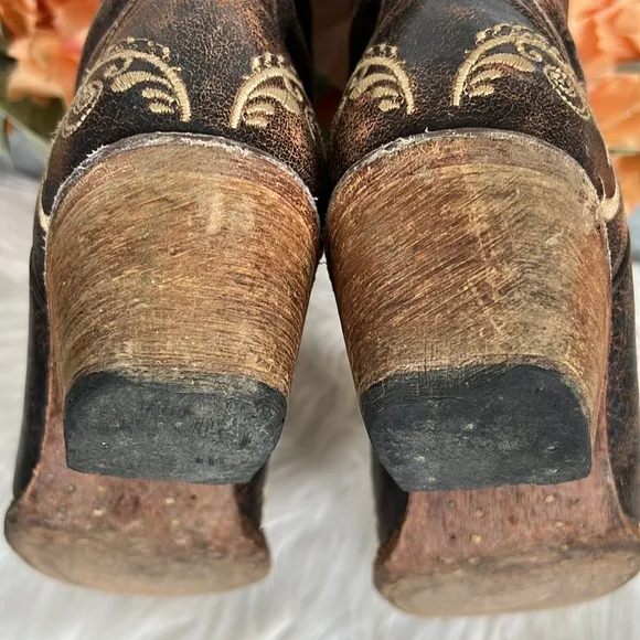 CIRCLE G WOMEN'S DISTRESSED BONE DRAGONFLY EMBROIDERED BOOTS - SNIP TOE Size 10