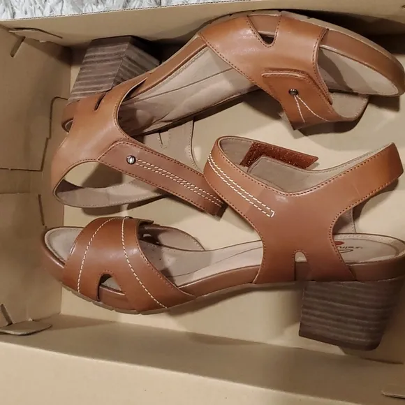 Clark Un Palma Vibe Mahogany Leather Block Heeled Sandals  Size 9.5