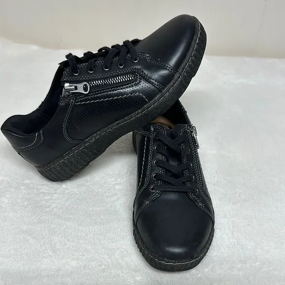 Clarks Black Sneakers with Leather Upper and Rubber Sole