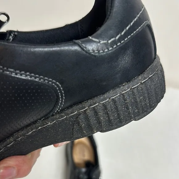 Clarks Black Sneakers with Leather Upper and Rubber Sole