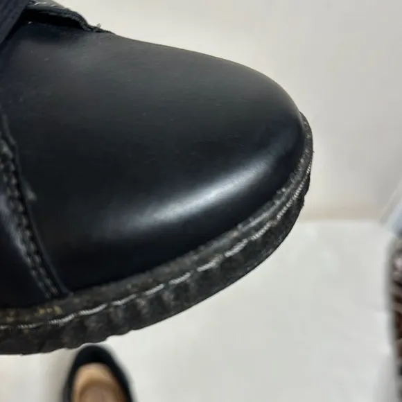 Clarks Black Sneakers with Leather Upper and Rubber Sole