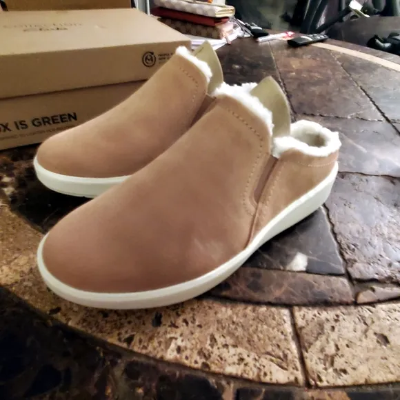 Clarks Women's Layton Gem Slip-On Side-Gore Flats Tan Sz 7.5 NWT