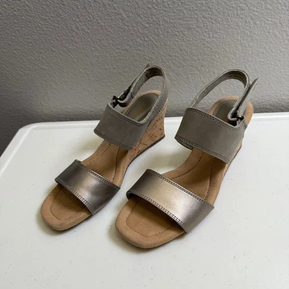 Clarks Womens Size 7 Olive Leather Kyarra Faye Wedge Heel Sandals