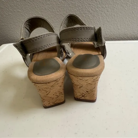 Clarks Womens Size 7 Olive Leather Kyarra Faye Wedge Heel Sandals