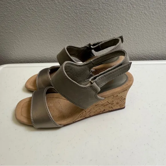 Clarks Womens Size 7 Olive Leather Kyarra Faye Wedge Heel Sandals