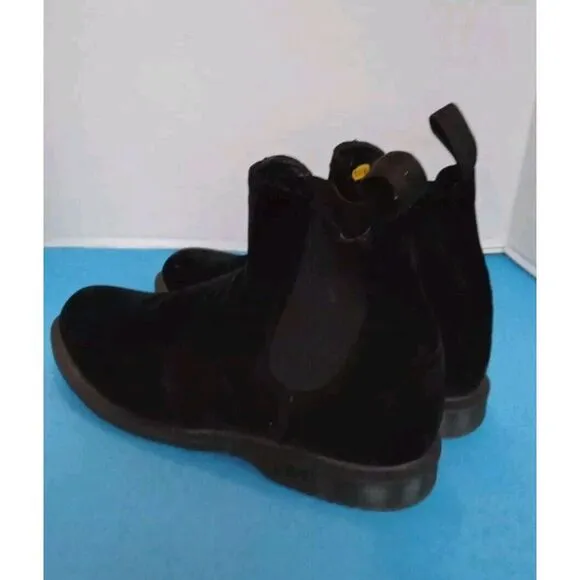 Classic Black Suede Chelsea Boots with Elastic Gores and Rubber Sole‎